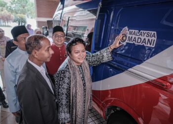 AZALINA Othman Said pada pelancaran Program "Justice On Wheels" selepas Perhimpunan Bulanan BHEUU, JPM di Putrajaya. - UTUSAN/FAIZ ALIF ZUBIR