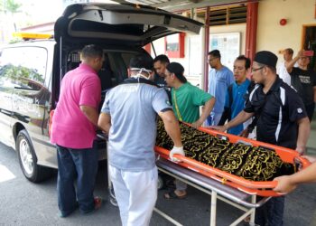 JENAZAH suami isteri yang maut dalam kemalangan di Jalan Raya Timur-Barat (JRTB) Gerik-Jeli semalam dibawa keluar dari Unit Forensik Hospital Gerik hari ini. - UTUSAN/ZULFACHRI ZULKIFLI