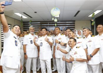 ABDUL Rahman (tiga, kiri)  berswafoto bersama pegawai dan anggota TLDM.