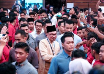 PERDANA Menteri merangkap Presiden Parti Keadilan Rakyat (PKR), Datuk Seri Anwar Ibrahim bersalaman dengan ahli-ahli parti ketika hadir pada Konvensyen 25 Tahun Keadilan di Shah Alam, Selangor, semalam. – UTUSAN/AFIQ RAZALI