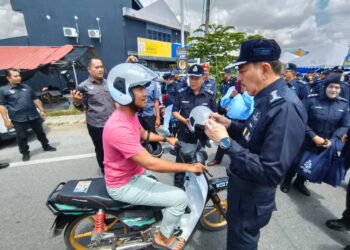 MUHAMAD Zaki Harun memberi nasihat kepada pengguna jalan raya selepas merasmikan Program Keselamatan Jalan Raya Ops Selamat 22/2024 Sempena Hari Raya Aidilfitri 2024 di Binjal, Kota Bharu, Kelantan hari ini. -UTUSAN/KAMARUL BISMI KAMARUZAMAN.