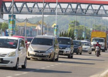 PERTAMBAHAN kenderaan anak-anak perantau menyaksikan berlaku kesesakan lalu lintas di Gua Musang, Kelantan. - UTUSAN/AIMUNI TUAN LAH