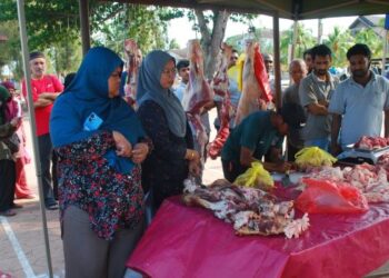 WARGA asing beratur membeli daging tempatan di Jualan Agro Madani Edisi Pra-Shawal di Pentas Budaya Pantai Puteri, Melaka, semalam. – UTUSAN/AMRAN