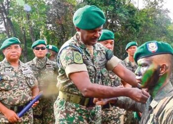 ADI Ridzwan Abdullah memakai beret hijau kepada Chan Ming Youn pada Perbarisan Penganugerahan Beret Hijau Gerak Khas serta Pisau Komando di Pantai Betutu Laut, Sungai Udang, Melaka.