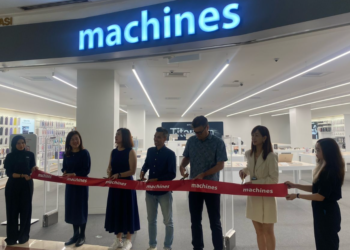 PENGURUS Negara Apple Malaysia, Bart van Hoek (tiga dari kanan) pada majlis pelancaran kedai Apple Premium Partner kelima oleh Machines di Suria KLCC di sini, semalam.