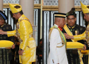 SULTAN Mizan Zainal Abidin mengurniakan Darjah Kebesaran SSMZ kepada Mohamad Ab. Rahman (gambar kanan) dan Razarudin Husain @ Abd. Rasid dan di Istana Syarqiyyah, Kuala Terengganu, semalam. - UTUSAN/PUQTRA HAIRRY ROSLI