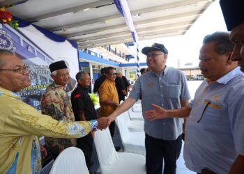 SHAMSUL Anuar Nasarah (kanan) beramah mesra dengan pesara polis pada Majlis Ramah Mesra Bersama Warga IPD Pengkalan Hulu dan pesara polis di Gerik hari ini. - UTUSAN