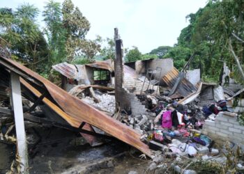 KEADAAN rumah seorang warga emas yang terbakar di Kampung Tua, Belanja Kiri di Parit. - UTUSAN/ZULFACHRI ZULKIFLI.