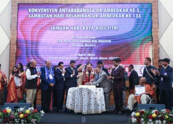 ANWAR Ibrahim ketika merasmikan Konvensyen Antarabangsa Dr. Ambedkar ke-5 di Pusat Konvensyen Ideal (IDCC), Shah Alam, hari,ini. -UTUSAN/AFIQ RAZALI