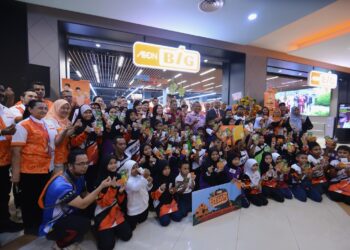 AMINUDDIN Harun (tengah) bersama Pengarah Urusan AEON BiG (M) Sdn. Bhd. Sheikh Farouk Sheikh Mohamed meraikan kanak-kanak penerima sumbangan sempena majlis pembukaan pasar raya besar AEON BiG di pusat beli-belah Palm Mall, Seremban hari ini.-UTUSAN/MOHD. SHAHJEHAN MAAMIN.