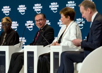 ANWAR Ibrahim bercakap sebagai salah seorang panel dalam Mesyuarat Khas Forum Ekonomi Dunia (WEF) 2024 di Riyadh, Arab Saudi, semalam. Turut bersama beliau ialah Presiden Nigeria, Bola Ahmed Tinubu (kiri) dan Pengarah Urusan Tabung Kewangan Antarabangsa (IMF), Kristalina Georgieva (dua dari kanan). 
– PEJABAT PERDANA MENTERI