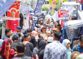 BAZAR Aidilfitri di Jalan Tuanku Abdul Rahman (TAR) antara lokasi tumpuan orang ramai untuk membeli baju raya. – UTUSAN/FARIZ RUSADIO