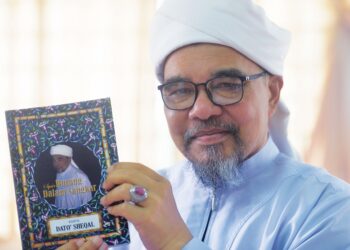 SHEQAL menunjukkan buku tulisannya bertajuk Syair Burung Dalam Sangkar ketika ditemui di rumah sewanya di Taman Tuanku Jaafar, Seremban, Negeri Sembilan. – UTUSAN/MOHD. SHAHJEHAN MAAMIN