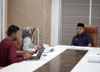 AARON Ago Dagang ditemu bual wartawan Utusan Malaysia, Maisarah Sheikh Rahim (tengah) dan Ahmad Fadhlullah Adnan di Putrajaya, semalam.