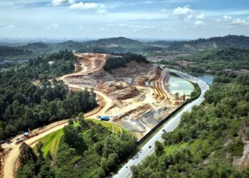 KAWASAN Rimba Komuniti Shah Alam (SACF) yang merupakan sebahagian daripada Hutan Simpan Kekal Bukit Cerakah (HSKBC) didakwa bakal terbelah dua selepas terdapat kerja-kerja pembinaan laluan di sana.