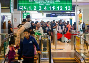 ORANG ramai mula pulang ke kampung halaman untuk menyambut Hari Raya Aidil tri menggunakan 
pengangkutan awam di Terminal Bersepadu Selatan, Bandar Tasik Selatan, Kuala Lumpur, semalam. 
– UTUSAN/SHIDDEQIIN ZON