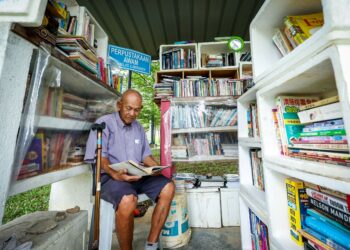 LEE Kim Siew membuka lima perpustakaan mini di dalam Taman Rekreasi Wawasan, Puchong, Selangor. – mingguan/MUHAMAD IQBAL ROSLI