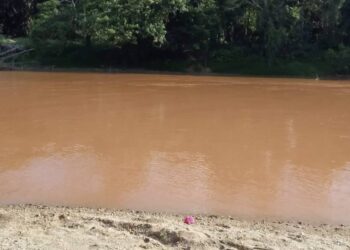 KEADAAN air Sungai Lipis yang bertukar menjadi warna oren sehingga menggemparkan penduduk daerah Lipis pada petang Ahad lalu.