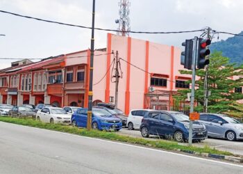 KEADAAN trafik yang agak sesak di Jalan Idris, Kampar kerana kebanyakan pengguna jalan raya menggunakan jalan bandaran atau persekutuan untuk pulang ke ibu kota. – UTUSAN/MEGAT LUTFI MEGAT RAHIM