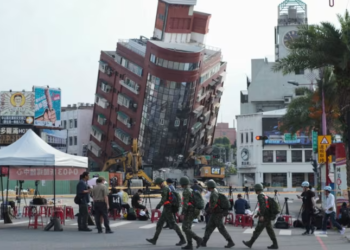 GAMBAR ini menunjukkan bangunan senget akibat gempa bumi di Hualien, semalam. -AFP