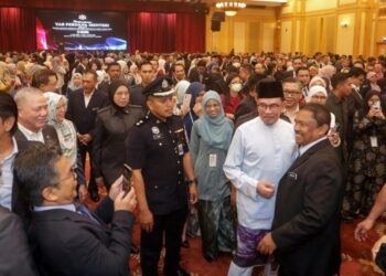 Anwar Ibrahim beramah mesra dengan warga Jabatan Perdana Menteri pada Perjumpaan Warga Jabatan Perdana Menteri di Putrajaya semalam. – UTUSAN/FAISOL MUSTAFA