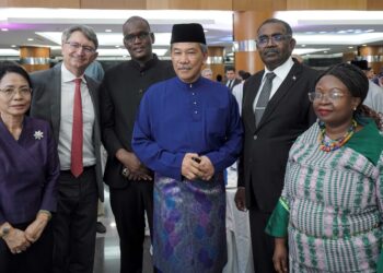 MOHAMAD Hasan bersama sebahagian perwakilan asing di Malaysia yang hadir pada Majlis Hari Raya Aidilfitri di Wisma Putra di Putrajaya, semalam. – UTUSAN/FAISOL MUSTAFA