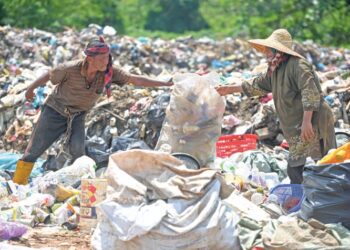 AMALAN pengurusan sisa pepejal harus dijadikan sebagai rutin oleh setiap rakyat Malaysia bagi mengelakkan semakin banyak tapak pelupusan dibuka. – UTUSAN/PUQTRA HAIRRY