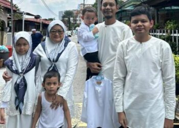 NORASLIZA Mohd. Buang serta suami tidak pernah membezakan kasih sayang antara Adil Afi Asalisham (singlet putih) dengan tiga lagi anak yang lain.