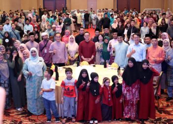 STEVEN Sim (barisan kedua, tengah) ketika menghadiri Program Iftar Kesuma Madani di Seberang Jaya, Pulau Pinang-IQBAL HAMDAN