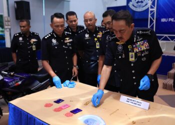 MUHAMAD Zaki Harun menunjukan dadah yang dirampas semasa sidang media di Ibu Pejabat Polis Kontinjen (IPK) Kelantan di Kota Bharu, Hari ini-UTUSAN/KAMARUL BISMI KAMARUZAMAN.