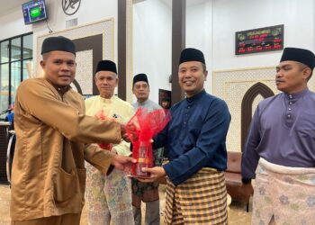 MOHD. Adzhar Mujab (kanan) menyampaikan sumbangan raya kepada petugas APM Gua Musang di Masjid Ibrahim Hentian Gua Musang, Gua Musang, Kelantan.UTUSAN/AIMUNI TUAN LAH