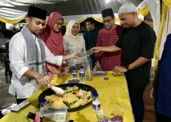 AZMAN  Ismail (dua dari kanan) bersama kakitangan yang hadir pada  Majlis Berbuka Puasa di Pejabat KPDN Kelantan di Kota Bharu, Kelantan semalam- UTUSAN/ ROSLIZA MOHAMED