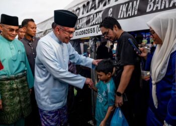 TIDAK hanya memberi ruang kepada penjawat dan pesara kerajaan untuk meraikan Aidilfitri dengan Bantuan Khas Kewangan (BKK), Anwar Ibrahim juga bertanya khabar dan mendengar sendiri keluhan serta keresahan rakyat, termasuk peniaga di Kangar, Perlis.-FB ANWAR IBRAHIM