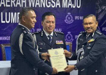 Rusdi Mohd. Isa (tengah) menyaksikan Serah Terima Tugas Ketua Polis Daerah Wangsa Maju antara Ashari Abu Samah (kiri) dengan Mohamad Lazim Ismail di Ibu pejabat Polis Daerah Wangsa Maju, Kuala Lumpur hari ini.