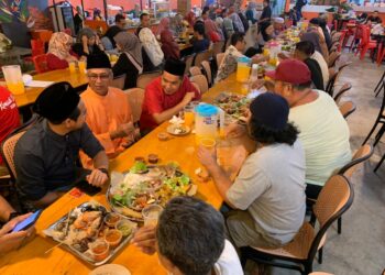 MUHAMAD Husin (Dua kiri) berkongsi sesuatu dengan pengamal media pada Program Makan Colek Pengerusi KADA bersama pengamal media Kelantan di Kota BHaru, Kelantan-UTUSAN/KAMARUL BISMI KAMARUZAMAN.