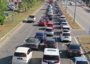 SEBAHAGIAN anak-anak Kelantan diperantauan yang mengambil kesempatan pulang awal ke kampung masing-masing bermula Jumaat lalu menyebabkan berlakuknya kesesakan di Gua Musang, Kelantan-AIMUNI TUAN LAH.