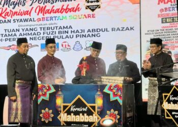 AHMAD Fuzi Abdul Razak (tengah) ketika merasmikan Karnival Mahabbah Ramadan Syawal di Bertam Square, Kepala Batas, Pulau Pinang.