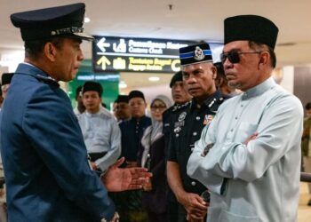 LAWATAN mengejut Anwar Ibrahim di Lapangan Terbang Antarabangsa Pulau Pinang (LTAPP) pada 5 April lalu bagi melihat  pengurusan dan fasiliti lapangan terbang serta penugasan anggota khususnya Jabatan Kastam Diraja Malaysia (JKDM) dan Jabatan Imigresen Malaysia (JIM) dapat menambah baik penyampaian perkhidmatan. – FB ANWAR IBRAHIM
