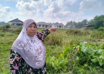 HASNAH Jusoh menunjukkan asap dari tapak perlupusan sampah Kok Bedollah Tumpat, Kelantan-UTUSAN/ROHANA ISMAIL