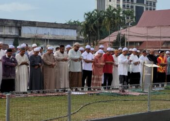 SEBAHAGIAN penduduk  melakukan solat sunat Istisqa di Padang Perdana, Kota Bharu, Kelantan hari ini-UTUSAN/MUSTAQIM MOHAMED.