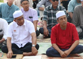 TAKIYUDDIN Hassan (kiri) ketika menyertai solat sunat istisqa di Padang Perdana, Kota Bharu, Kelantan hari ini. UTUSAN/MUSTAQIM MOHAMED