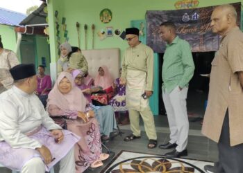 SHAIK Abd. Kadar (tiga dari kanan) dan warga IPD Rembau menyambut pagi 1 Syawal bersama 28 penghuni Rumah Sejahtera Rembau, pagi tadi.-UTUSAN/NOR AINNA HAMZAH