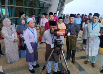 AZHARI Mohamed (kanan sekali) ketika sedang melaksanakan proses pencerapan hilal Syawal di PICC, Putrajaya baru-baru ini. - UTUSAN/AMREE AHMAD