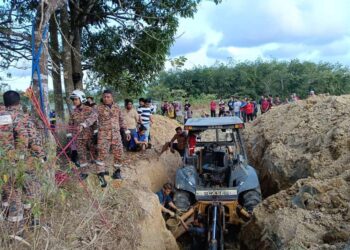 ANGGOTA bomba bersama penduduk berusaha mengeluar mangsa yang tertimbus di dalam telaga dalam kejadian Masjid Kampung Gelam Tok Uban, Pasir Mas, Kelantan hari ini.