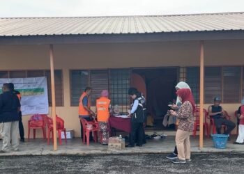 SEBUAH PPS dibuka di Balai Raya Pematang Pasir dekat Linggi, Port Dickson, kejadian banjir kilat yang melanda kawasan sekitar.-GAMBAR/IHSAN APM