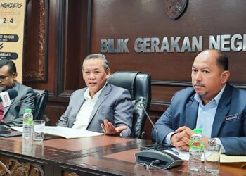 AMINUDDIN Harun (tengah) pada sidang akhbar selepas mempengerusikan Mesyuarat Mingguan Exco di Wisma Negeri, Seremban hari ini.-UTUSAN/NAZARUDIN SHAHARI.