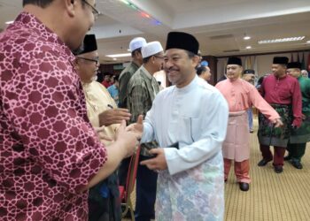 MOHD. Nassuruddin Daud (kanan) bersalaman dengan semua jemputan ketika menghadiri Jamuan Hari Raya Aidilfitri Kerajaan Negeri Kelantan di Kompleks Kota Darul Naim, Kota Bharu, Kelantan hari ini. UTUSAN/MUSTAQIM MOHAMED