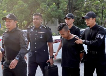 MOHAMAD Aizat Samin dibawa ke Mahkamah Majistret Bandar Baru Bangi bagi menghadapi pertuduhan membunuh anak kandungnya berusia enam bulan. UTUSAN/AMIR KHALID