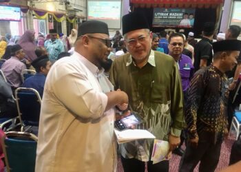 HASANUDDIN Mohd. Yunus (kanan) beramah mesra bersama sebahagian hadirin pada Majlis Ijtimak Madani Ulama dan Umara 2024 di Dewan Sektor Sumber dan Teknologi Pendidikan, Pengkalan Chepa, Kelantan.UTUSAN/ROSMIZAN RESDI