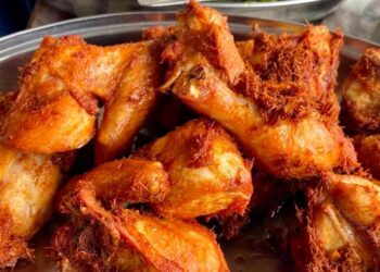 LAUK ayam goreng yang dihidang bersama nasi bungkus menjadi punca seramai 75 pelajar di sebuah sekolah menengah di Kelantan mengalami keracunan makanan.